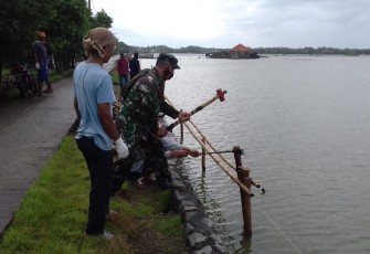 Koramil 0411/Teluk jambe Kodim 0604/KRW yang dipimpin oleh Kapten Inf Sukarya memonitoring dan membantu pelaksanaan pengerjaan turap jalan desa