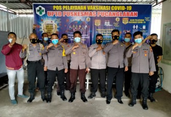 Kapolsek Pucanglaban dan Anggota Disuntik Vaksin Sinovac