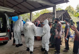 Babinsa Koramil 17 Wonosegoro Kodim 0724/Boyolali Sertu Darmana beserta anggota Bhabinkamtipmas Polsek Wonosegoro Brigadir Haryanto kawal pemakaman warga dengan prosedur protokol kesehatan bertempat di Makam Dukuh Jaragan Desa  Wonosegoro Kecamatan Wonosegoro. Sabtu (28/02).