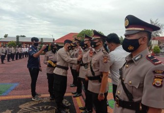 Kapolres Kaur AKBP Dwi Agung Setyono, S.IK, MH Saat Pimpin Sertijab tiga Kapolsek Baru di Wilayah Hukum Kabupaten Kaur