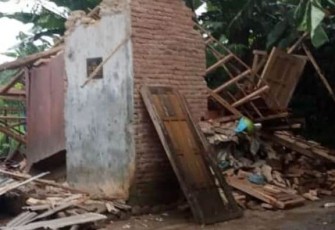 Rumah mbah Sukini yang roboh