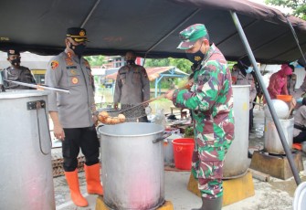 Kapolres Serta Dandim Pati Tinjau  Dapur Umum Untuk Membantu Warga Terdampak Banjir 