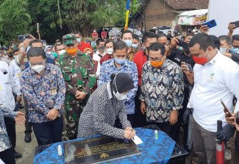 Mensos Risma Puji Program Kemanusiaan SMSI Membangun Jalan dan MCK untuk Masyarakat