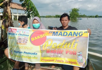 Perwakilan Klikwarta.com saat menyalurkan baksos madang ke Warga Terdampak Banjir di Pati