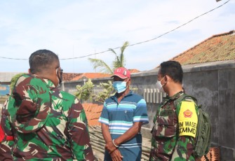 Satgas TMMD Saat Berbincang Dengan Warga