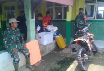 Kebersamaan Anggota Satgas TMMD 100 Karawang Dengan Masyarakat