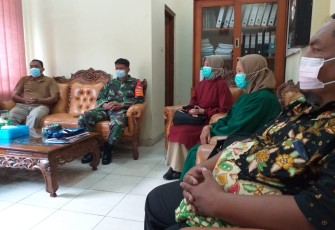 Babinsa Kelurahan Tipes Koramil 03 Serengan Kodim 0735 Surakarta Sertu Sarmin beserta Dinas Kesehatan, Lurah, Satgas Jogo Tonggo mengadakan Rapat Koordinasi tentang Sosialisasi penerapan Edukasi PPKM Mikro sampai dengan tingkat RT dan RW.