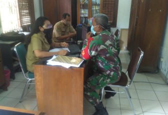 Babinsa Kelurahan Serengan Koramil 03 Serengan Kodim 0735 Surakarta Serka Aris Setyo utomo melaksanakan Komunikasi Sosial (Komsos) dengan perangkat kelurahan yang bertempat di Jl. Yudistira Serengan Kota Surakarta, (03/03) 