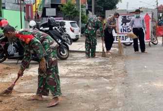Koramil 02/Banjarsari Kodim 0735/Surakarta bersama -Sama Dengan Polsek Banjarsari   Melaksanakan kegiatan karya bakti resik -Resik di Masjid Mujahidin jl.Adi Soemarmo Kelurahan Banyuanyar kecamatab Banjarsari Surakarta Jum"at(5/3/2021).