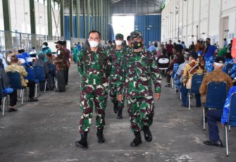 Danrem 074/Warastratama Kolonel Inf Deddy Suryadi, S.I.P., didampingi Danlanud Adi Soemarmo Kolonel Pnb Agus Setiawan, S.I.P., Dandim 0724/Boyolali Letkol Inf Aris Prasetyo, S.I.P., dan Kapolres Boyolali AKBP Morry Ermond, S.I.K., S.T., tinjau pelaksanaan Vaksinasi Covid-19 kepada Purnawirawan TNI (AD, AL, AU) dan Veteran beserta Isteri di Depohar 50 Lanud Adi Soemarmo, Jumat (05/03/2021).