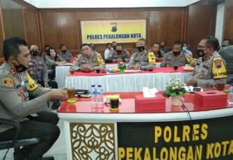 Kapolres  Pekalongan Kota selesai mengikuti Vicon melaksanakan kegiatan Pembinaan dan Evaluasi PPKM Mikro di wilayah Kecamatan kota Pekalongan