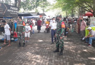 Babinsa Kelurahan Manahan Serka Saring dan Serda Supriyadi melaksanakan Kegiatan Pemberlakuan Pembatasan Kegiatan Masyarakat (PPKM) dalam penanganan Covid-19