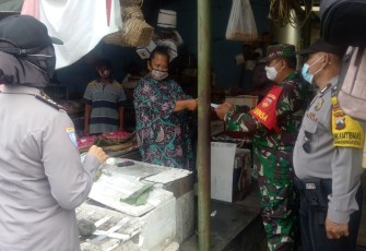 Babinsa Koramil 04/Jebres Kodim 0735/Surakarta Serma Samsuri bersama  Polsek Jebres melaksanakan operasi yustisi untuk menerapkan protokol kesehatan serta pembagian masker di Pasar Ledoksari Kelurahan Purwodiningratan Kecamatan Jebres Surakarta, Minggu (7/03/ 2021)