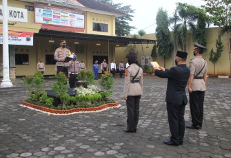 Jabatan Kabagres Polres Pekalongan Kota Polda Jateng diserahterimakan dari Kompol Trismiyanto kepada Kompol Efi Wijayatmi. Acara serah terima jabatan (sertijab) dilaksanakan di Halaman Mapolres Pekalongan Kota, dipimpin Kapolres Pekalongan Kota Polda Jateng AKBP M. Irwan Susanto, S.I.K, S.H.,M.H., dan diikuti jajarannya beserta Bhayangkari, Selasa (9/3).