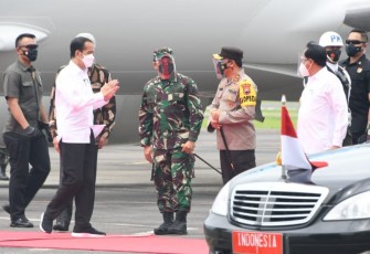 Kedatangan Presiden Joko Widodo ke Kota Semarang, dalam rangka meninjau pemberian vaksin Covid 19 kepada para ulama di Jawa Tengah dan tokoh Lintas Agama. Disambut Kapolda Jateng bersama Pangdam IV Dipenogoro di bandara Ahmad Yani Rabu Pagi tadi, (10/3/21).