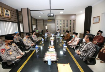 Kapolri Jenderal Polisi Listyo Sigit Prabowo melanjutkan serangkaian kunjungan silaturahminya. Bersama jajarannya, Kapolri menyambangi kantor pusat Persatuan Islam atau Persis di Jalan Perintis Kemerdekaan, Babakan Ciamis, Kota Bandung, Jawa Barat. 