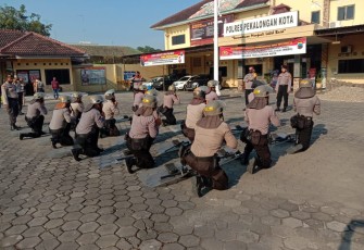 Sat Sabhara Polres Pekalongan Kota secara intensif seluruh anggota yang terlibat digembleng dengan latihan dalmas (pengendalian massa), yang dilaksanakan di halaman Polres Pekalongan Kota seminggu 2 (dua) kali Kamis,( 18/03/2021 )