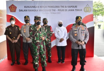Panglima TNI Marsekal Hadi Tjahjanto bersama Kapolri Jenderal Polisi Listyo Sigit Prabowo Di Mapolda Jawa Timur, Panglima dan Kapolri melihat pelaksaan vaksin 2.101 personel TNI-Polri
