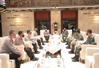 Kapolri Jenderal Listyo Sigit Prabowo menyambangi Kepala Staf Angkatan Laut (KSAL) Laksamana TNI Yudo Margono di Mabes TNI AL, Cilangkap, Jakarta Timur, Senin (22/3/2021).