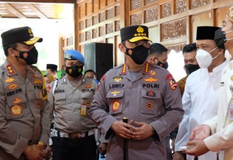 Kapolri Jenderal Listyo Sigit Prabowo  meninjau kegiatan Vaksinasi Massal Para Ulama, Tokoh Lintas Agama, Santri, Dosen dan Guru di Pendapi Gedhe Balikota Surakarta, Kamis (25/03/2021).