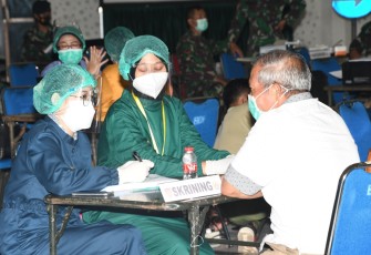 Kodam IV/Diponegoro menggelar kegiatan vaksinasi kepada para Personil TNI, PNS, Veteran dan Warakawuri TNI/Polri, Garnisun Kota Semarang bertempat di Balai Diponegoro Makodam IV/Diponegoro, Jl. Perintis Kemerdekaan, Watugong, Jum’at (26/03/2021). 