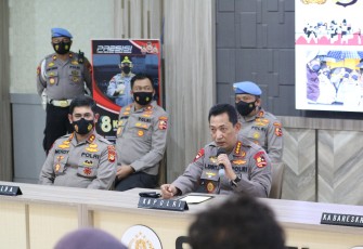 Polri melalui tim Detasemen Khusus (Densus) 88 bergerak cepat usai peristiwa bom bunuh diri di depan Gereja Katedral, Makassar, Sulawesi Selatan, Minggu (28/3). 