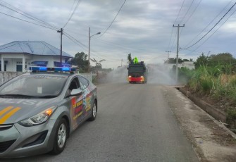 Mobil AWC Polres Karimun Lakukan Penyemprotan Disinfektan di Perum Telaga Mas