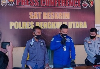 Kasat Reskrim AKP Jery A Nainggolan SIk Saat Melakukan Konferensi Pers 