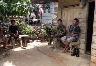 Kedekatan dan keakraban personel Satgas TMMD Ke-110 Kodim 0209/LB Dengan Warga Dusun Pematang Baru