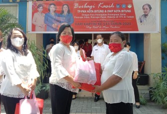 Ketua Tim penggerak PKK kota Bitung saat berbagi bersama ibu ibu pekerja lapangan