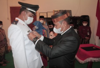 Wakil Bupati Lingga Neko Wesha Pawelloy melantik Syawan Akbar sebagai pejabat sementara Kepala Desa 