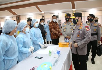 Kapolri Jenderal Polisi Listyo Sigit Prabowo meninjau vaksinasi massal COVID-19 di Mapolda Sulawesi Utara hari ini, Kamis, 1 April 2021. Vaksinasi ini diikuti personel Polri dan masyarakat sekitar.
