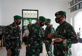 Komandan Korem 072/Pamungkas Brigjen TNI Ibnu Bintang Setiawan, S.I.P.,M.M., memimpin Serah Terima Jabatan (Sertijab) Kasiren Korem 072/Pmk dari Kolonel Inf Stefanus Satrio Aribowo S.H kepada Letkol Inf Denny Marantika dan Dandim 0734/Kota Yogyakarta dari Kolonel Arm Tejo Widhuro, S.Sos., M.Si., kepada Letkol Inf Erwin Ekagita Yuana, S.I.P., M.Si.. bertempat di Serambi Makorem 072/Pamungkas, Jl. Reksobayan No.4, Ngupasan, Daerah Istimewa Yogyakarta. Rabu (7/4/2021) 