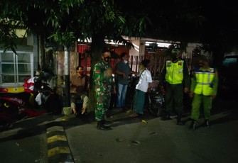 Piket Koramil 03 Serengan Kodim 0735 Surakarta Koptu Catur Handoko melaksanakan Patroli kewilayahan Malam Hari di wilayah Kecamatan Serengan Kota Surakarta, (08/04)