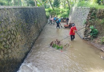 Sektor 1 Satgas Citarum Harum bersama Gober dan penggerak kebersihan bersihkan sampah di sungai maupun yang ada di bantaran sungai di Kampung Kadal Meteng RT. 01 RW. 28 Desa Tarumajaya Kecamatan Kertasari Kab. Bandung, Selasa (13/4/2021).