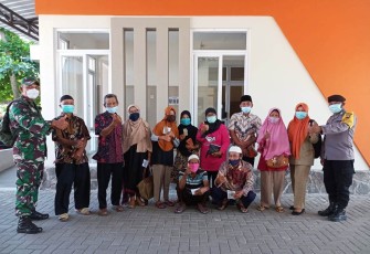  Babinsa Sambi Koramil 10/ Sambi Kodim 0724/Boyolali, Sertu Dwi Haryanto, melaksanakan pendampingan proses vaksinasi kepada Lansia di Rumah Sakit Assy Syifa  Kecamatan Sambi, Kamis  (15/04).