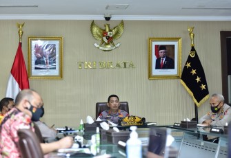 Kapolri Jenderal Listyo Sigit Prabowo melakukan audiensi dengan Kepala Satuan Kerja Khusus Pelaksana Kegiatan Usaha Hulu Minyak dan Gas Bumi (SKK Migas) Dwi Soetjipto, secara virtual, Jumat (16/4).