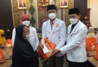 PKS Jatim Berbagai Kebahagiaan Dengan Kaum Dhuafa