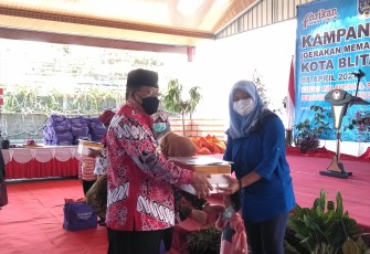 Walikota Santoso Secara Simbolis Serahkan Paket Olahan Makanan Ikan Kepada Masyarakat (foto : Faisal NR / Klikwarta.com) 