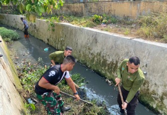 Bersama Masyarakat dan Bhabinkamtibmas Polsek Rambutan Peserta Latsitardanus Turut Gotong Royong