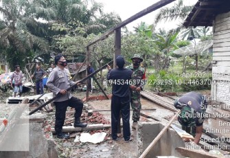 Polsek Sungai Rumbai Bersama Masyarakat Gotong-royong Bersihkan Rumah Warga Tertimpa Pohon Tumbang 