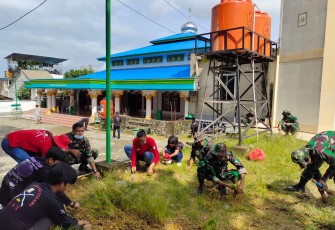 Sinergitas Tanpa Batas, Prajurit Kodim 1417/Kendari Bersama Masyarakat Serbu Sarana Ibadah di Kota Kendari