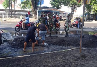 Warga yang Sedang Menerima Sanksi Karena Tidak Mematuhi Protokol Kesehatan Covid-19
