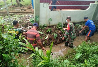 Sabtu Berfaedah, Babinsa Sungai Pinyuh Gotong Royong Bantu Warga 
