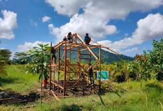 Tingkatkan Stabilitas Keamanan Kampung, Babinsa Serengkah Kodim 1203/Ktp Bersama Warga Bangun Pos Kamling