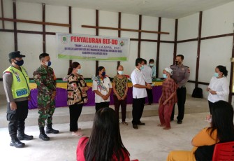 Babinsa Bersama Bhabinkamtibmas, Dampingi Pembagian BLT Dana Desa  