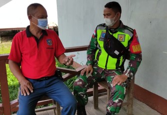 Babinsa Melaksanakan Komsos Ke Rumah Warga Desa Binaannya