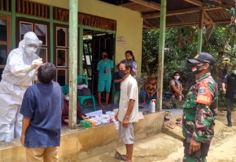 Babinsa Mempawah Hulu Dampingi Puskesmas Karangan Tes Swab Warga   