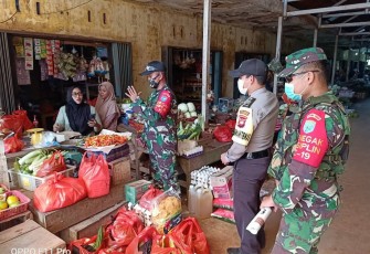 Dipasar Babinsa Dan Bhabinkamtibmas Jajaran Kodim 1203/Ktp bagikan masker Dan patroli PPKM Mikro