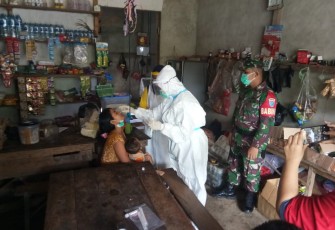 Babinsa Koramil Sengah Temila Sigap Kawal Tracing di Desa